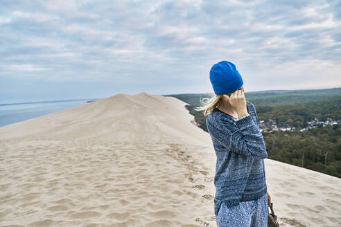 Tourist exploring sand dune on vacation - SSCF00965