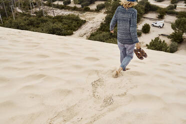Tourist mit Schuhen auf Sand im Urlaub - SSCF00978