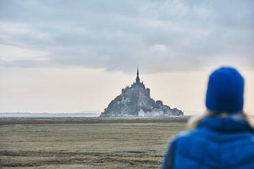 Tourist mit Blick auf Le Mont-Saint-Michel - SSCF00996