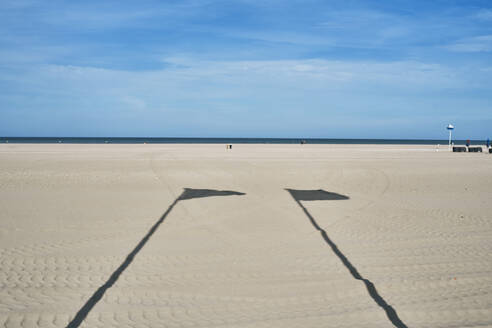 Fahnenmast Schatten über Sand am Strand an einem sonnigen Tag - SSCF00999