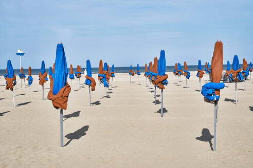 Sonnenschirme auf Sand am Strand - SSCF01001