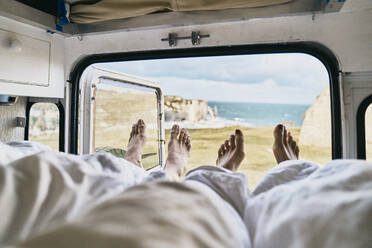 Heterosexuelles Paar im Wohnmobil liegend im Urlaub - SSCF01024