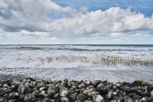 Meereswellen plätschern auf Kieselsteinen am Strand - SSCF01027