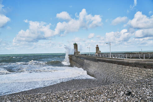 Wellen plätschern an der Wand am Strand - SSCF01043