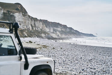 Auto auf Kieselsteinen am Strand - SSCF01047