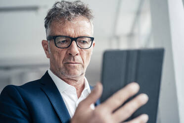 Geschäftsmann mit Tablet-PC im Büro - JOSEF07314