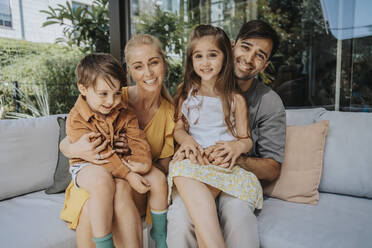 Glückliche Familie auf dem Sofa zu Hause - MFF08642