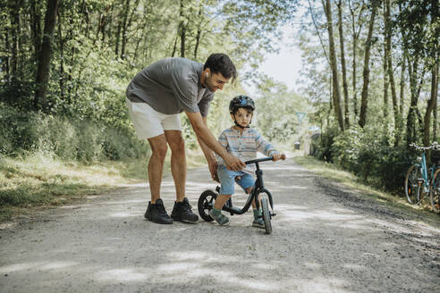 Vater bringt seinem Sohn das Radfahren auf der Straße bei - MFF08667