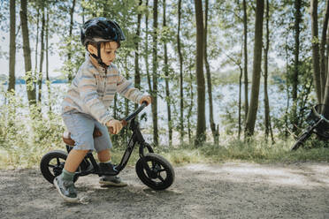 Niedlicher Junge beim Radfahren auf der Straße - MFF08668