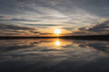 Spiegelung des Sonnenuntergangs in einem See, Lleida, Spanien - ACPF01431