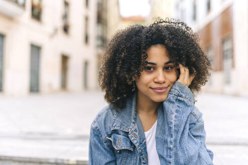 Junge Afro-Frau mit Hand am Kinn - DGOF02317