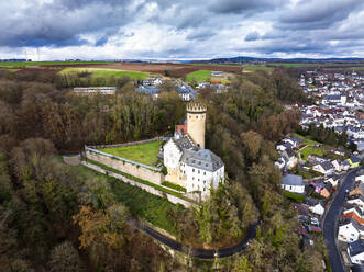 Deutschland, Hessen, Runkel, Blick aus dem Hubschrauber auf Schloss Dehrn im Herbst - AMF09441