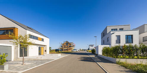 Deutschland, Baden-Württemberg, Holzgerlingen, Moderne Vorstadthäuser im Neubaugebiet - WDF06835
