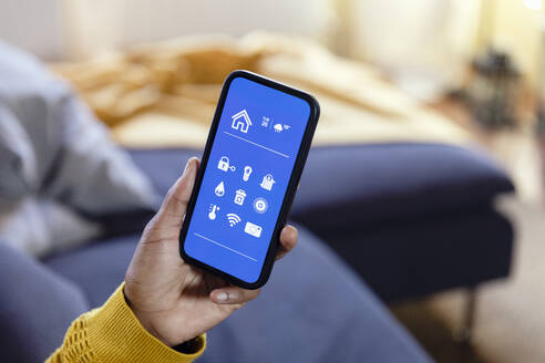 Frau nutzt mobile App im Wohnzimmer - EIF03456