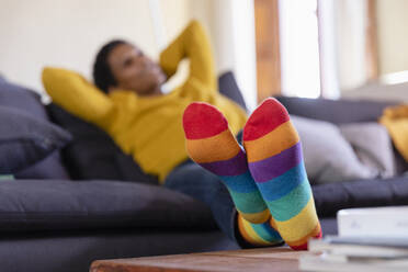 Frau mit bunten Socken im Wohnzimmer - EIF03458