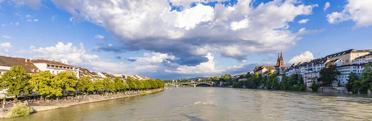 Schweiz, Basel-Stadt, Basel, Wolken über dem Rhein, der durch die Stadt fließt - WDF06837