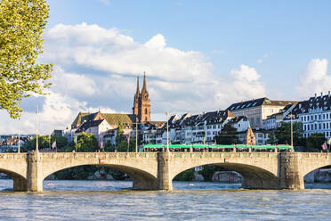 Schweiz, Basel-Stadt, Basel, Straßenbahn über die Mittlere Brücke - WDF06843