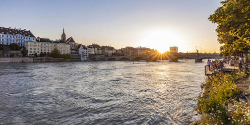 Schweiz, Basel-Stadt, Basel, Blick auf den Rhein und die Mittlere Brücke bei Sonnenuntergang - WDF06844