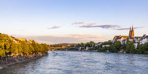 Schweiz, Basel-Stadt, Basel, Blick auf den Rhein in der Abenddämmerung mit Brücke im Hintergrund - WDF06845