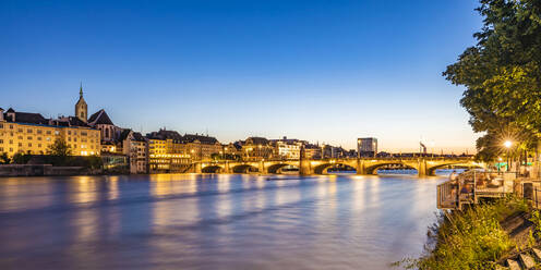 Schweiz, Basel-Stadt, Basel, Langzeitbelichtung des Rheins in der Abenddämmerung mit Mittlerer Brücke im Hintergrund - WDF06847