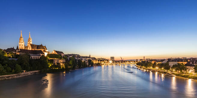 Schweiz, Basel-Stadt, Basel, Langzeitbelichtung des Rheins in der Abenddämmerung mit dem Basler Münster im Hintergrund - WDF06848