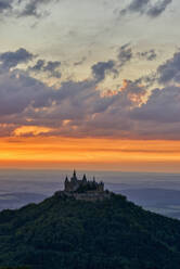 Deutschland, Baden-Württemberg, Hechingen, Blick auf die Burg Hohenzollern bei stimmungsvollem Sonnenuntergang - RUEF03521