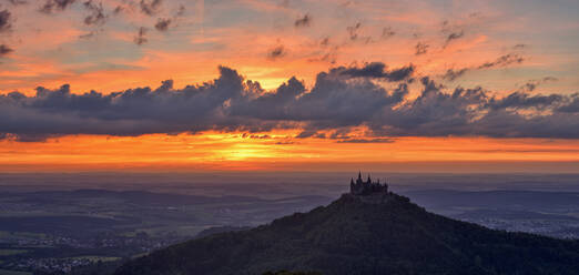 Deutschland, Baden-Württemberg, Hechingen, Silhouette der Burg Hohenzollern bei stimmungsvollem Sonnenuntergang - RUEF03522