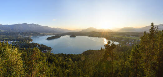 Blick auf den Faaker See bei Sonnenuntergang mit den Bergen der Karawanken im Hintergrund - RUEF03524