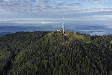 Luftaufnahme des Sender Blauen Turms auf dem Gipfel des Hochblauen - RUEF03550