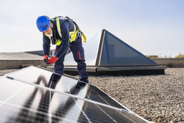 Ingenieur bei der Installation eines Solarpanels in einem Kraftwerk - DLTSF02735