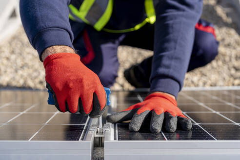 Techniker bei der Montage von Solarmodulen - DLTSF02758