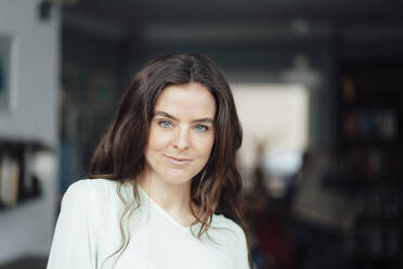 Smiling woman in coffee shop - KNSF09365