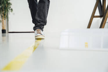 Geschäftsmann zu Fuß auf gelb gestreiften Markierung bei Startup-Büro - VPIF05507