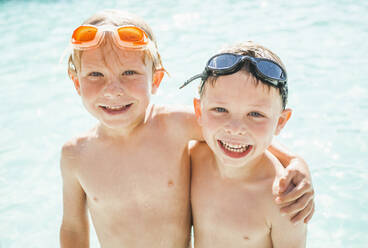 Two boys (4-5) playing in swimming pool - TETF00033