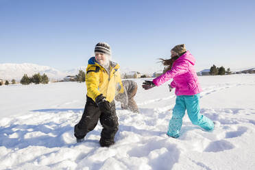 Kinder (8-9, 10-11) spielen im Schnee - TETF00035