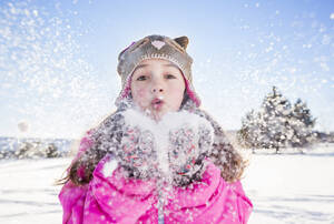 Mädchen (10-11) in rosa Jacke beim Schneeräumen - TETF00036