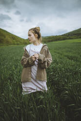 Frau mit Jacke auf einem Feld auf der Krim, Ukraine - TETF00064