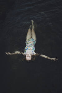 Junge Frau schwimmt im Wasser - TETF00070