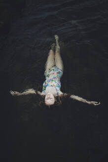 Young woman floating in water - TETF00070