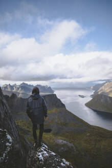 Junger Mann beim Wandern auf einem Berg in Norwegen - TETF00073