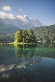 Deutschland, Bayern, Eibsee, Blick auf den Eibsee in den Bayerischen Alpen Deutschland bei Sonnenaufgang - TETF00081