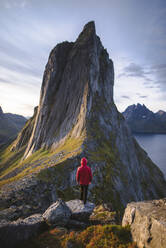 Norwegen, Senja, Mann steht vor dem Berg Segla bei Sonnenaufgang - TETF00083