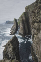 Denmark, Faroe Islands, Sorvagur, Sea coast with cliffs - TETF00099