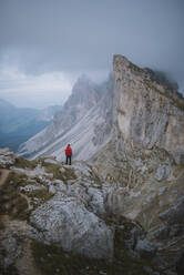 Italien, Dolomiten, Seceda Berg, Mann wandert in der Nähe des Seceda Berges in den Dolomiten - TETF00101