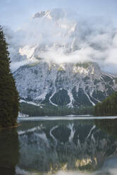Italien, Landschaft mit Pragser Wildsee in den Dolomiten - TETF00107