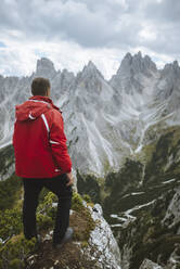 Italien, Südtirol, Belluno, Sextner Dolomiten, Cadini di Misurina, Mann steht am Rande des Abgrunds und betrachtet die Aussicht - TETF00108