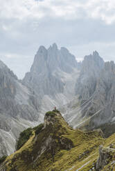 Italien, Südtirol, Belluno, Sextener Dolomiten, Cadini di Misurina, Karge Berge an bewölktem Tag - TETF00109