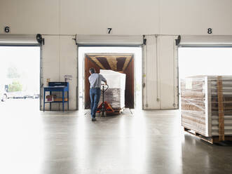 Man working in warehouse - TETF00127