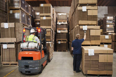 People working in warehouse - TETF00142