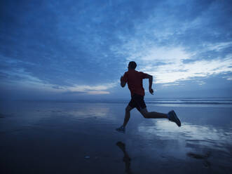 Mann läuft am Strand entlang - TETF00152